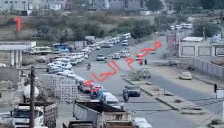 تشهد مدينة تعز أزمة خانقة في مادة الغاز المنزلي، ترافقت مع فوضى سعرية وازدحام غير مسبوق، في مشهد يعكس حالة انفلات واضحة وتواطؤًا بالصمت من الجهات المعنية.. #اليمن 