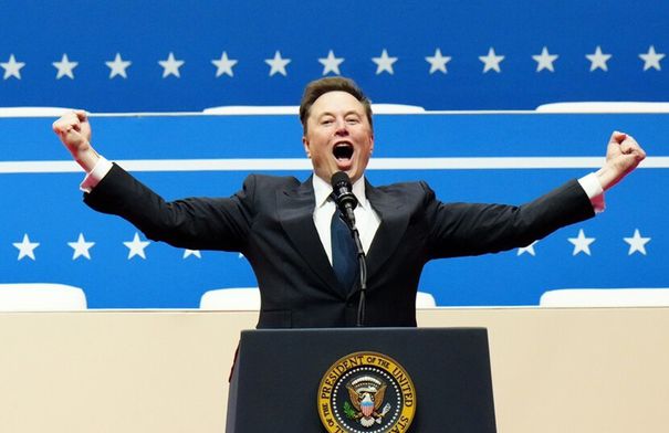 إيلون ماسك أول شخص في العالم تتجاوز ثروته الـ 700 مليار دولار 