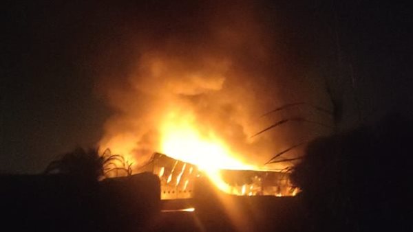 حريق هائل في سيارة نقل بعد انقلابها أعلى دائري المريوطية بالجيزة #عاجل 