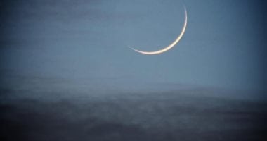 عاجل هلال رجب يزين السماء الليلة ويشاهد بسهولة بالعين المجردة 