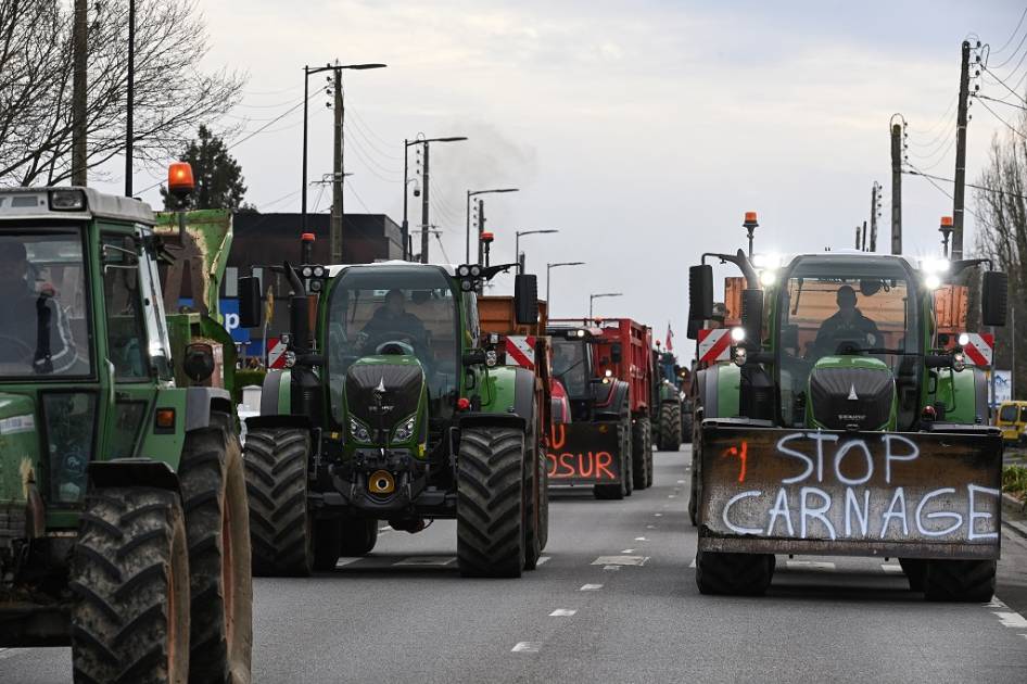 احتجاجاً على طريقة التعامل مع تفشي مرض يصيب المواشي... مزارعون يواصلون إغلاق طرق في فرنسا 