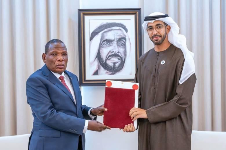 رسالة إلى محمد بن زايد من رئيس ملاوي تسلمها شخبوط بن نهيان #صحيفة_الخليج 
