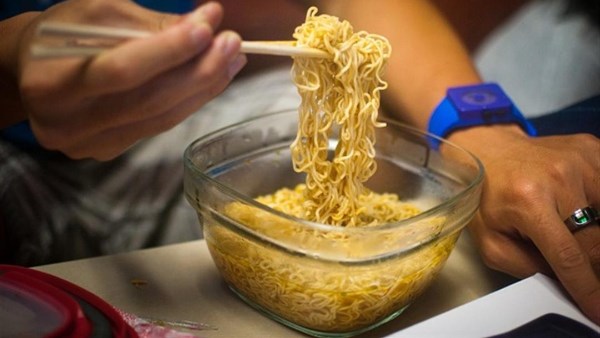 عاجل || بعد مصرع طفلة بسوهاج.. كيف تتسبب الإندومي في وفاة الأطفال؟ 