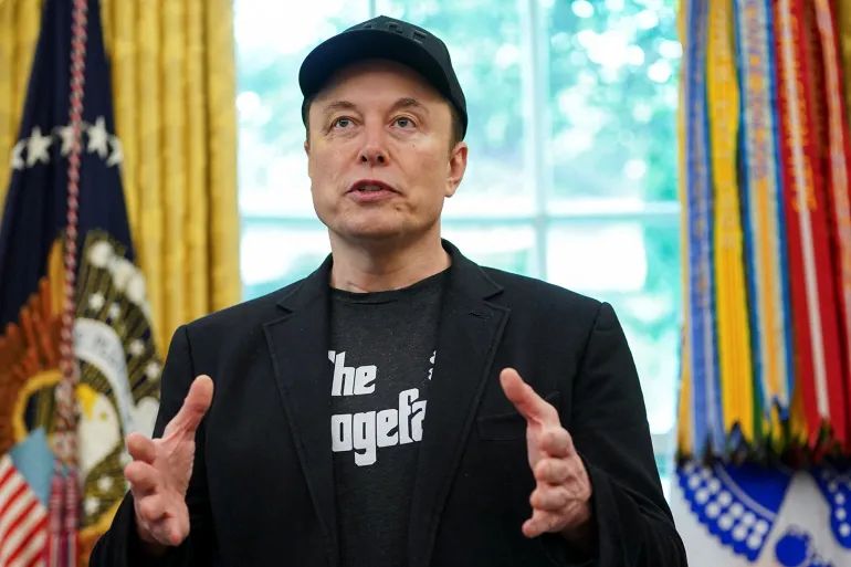 ووفقًا لقائمة فوربس للمليارديرات، تتجاوز ثروة ماسك حاليًا ثروة لاري بيج، المؤسس المشارك لشركة غوغل وثاني أغنى شخص في العالم، بنحو 500 مليار دولار 