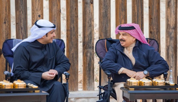 ملك البحرين: العلاقات مع الكويت تزداد قوة وتميزاً في ظل الحرص المتبادل على تعزيزها وترسيخ دعائمها. أشاد خلال استقباله المطيري بنمو وتطور التعاون الإعلامي والثقافي والشبابي 