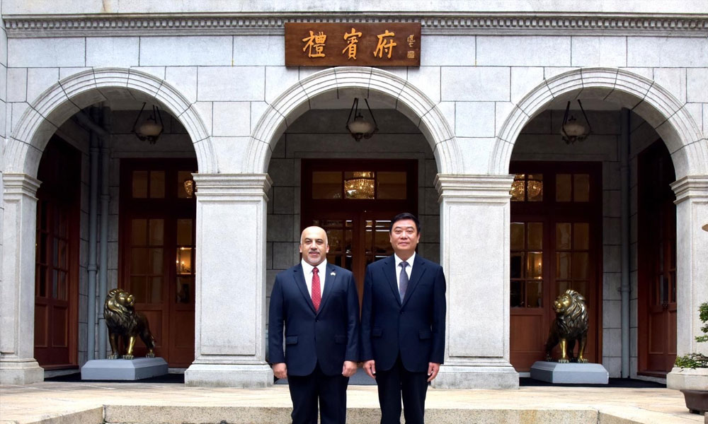 توقيع اتفاقية شراء قطعة أرض لإنشاء مباني قنصلية الكويت في كوانزو. خلال مراسم رسمية أقيمت في مبنى مكتب الخدمات التابع لوزارة الخارجية الصينية في مقاطعة كوانغدونغ 