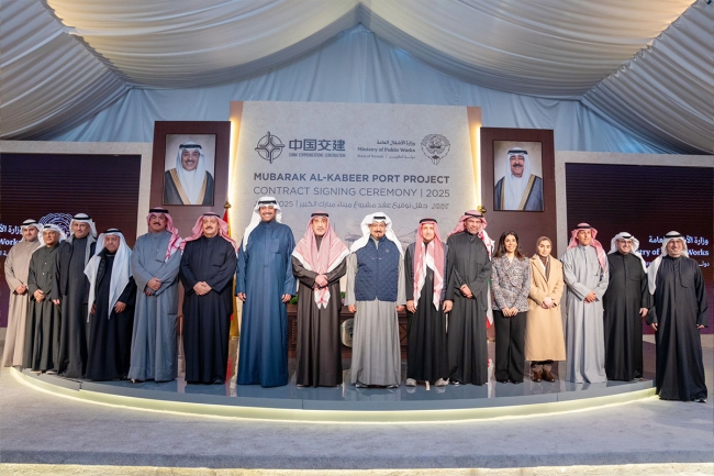 سفينة «ميناء مبارك» تنطلق. العبدالله شهد توقيع عقد الهندسة والتوريدات والبناء للمشروع مع الجانب الصيني. «نحظى برعاية الأمير وتوجيهه الحكيم ومتابعته الحثيثة لتنفيذ المشاريع الاستراتيجية» 