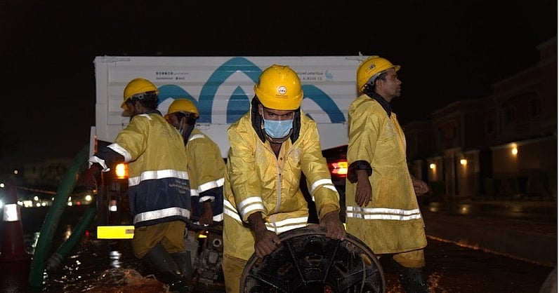 مدير مركز الأزمات بأمانة جدة: أي تنبيه أمطار يُعد عالي الأهمية و15 مركز إسناد في جاهزية كاملة. خطط استباقية وتحديث خرائط المخاطر. تمركز مبكر وتعزيز المواقع الحرجة. متابعة ميدانية 24 ساعة واستجابة مرنة 