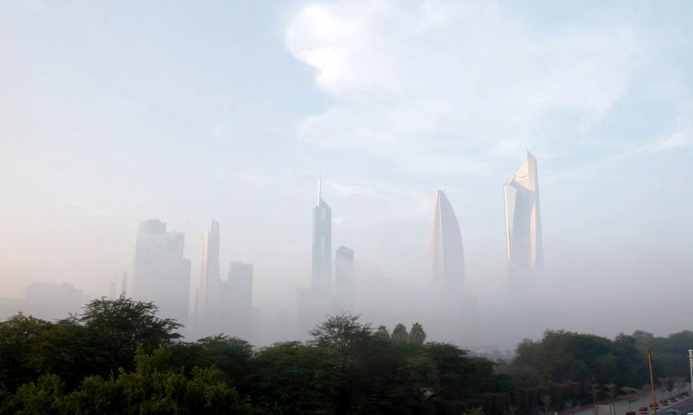 الأرصاد الجوية: طقس رطب وبارد وفرص لتشكل الضباب مساء حتى صباح غد الثلاثاء. تنخفض الرؤية الأفقية إلى أقل من 1000 متر في بعض المناطق. درجات الحرارة الصغرى المتوقعة تتراوح بين 4 و14 مئوية 