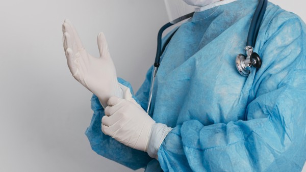 طبيبة مزيفة أجرت عمليات تجميل لنجوم #"سوشيال_ميديا" 