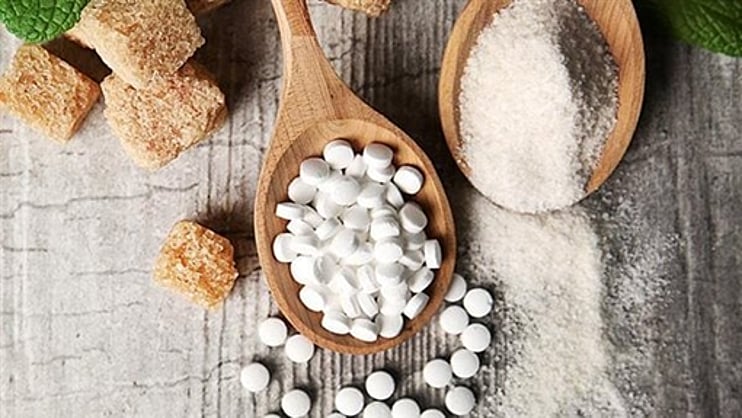 دراسة تحذّر من آثار محتملة للأسبارتام على القلب والذاكرة. تغيّرات قلبية وتراجع إدراكي لدى نماذج حيوانية. الجرعة تعادل سدس الحد الأقصى الموصى به للبشر. تقليل دهون الجسم مقابل تضخم طفيف بعضلة القلب 