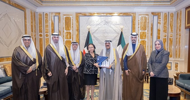 سمو الأمير يتسلم التقرير السنوي العاشر لأعمال هيئة تشجيع الاستثمار المباشر 