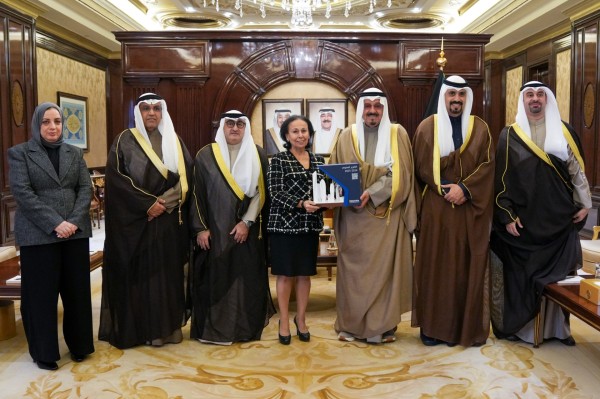 رئيس الوزراء يتسلم نسخة من التقرير السنوي لأعمال #هيئة_تشجيع_الاستثمار 