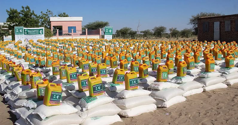 مركز الملك سلمان يقدّم مساعدات غذائية وطبية لأكثر من 17 ألف مستفيد في 3 دول. 3,717 سلة غذائية وكرتون تمر. استفادة لاجئين وأسر محتاجة في لبنان وتشاد واليمن. 226 خدمة طبية عبر العيادات المتنقلة. جهود إنسانية متواصلة لتخفيف المعاناة 