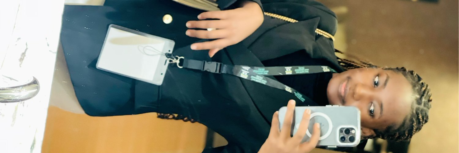 MOMO👩‍💼's banner