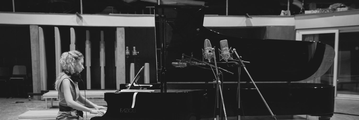agnesolier's profile banner image