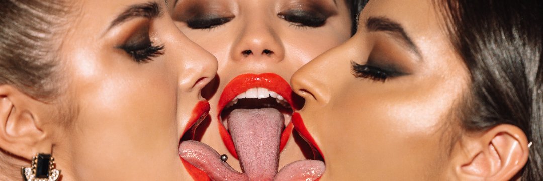 Porn lover 4" caged banner