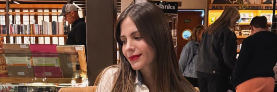 Julie lucía banner