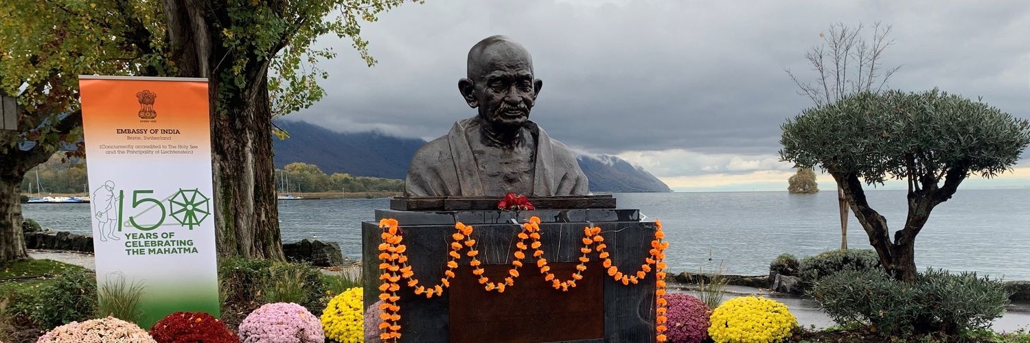 roshnithomson's profile banner image