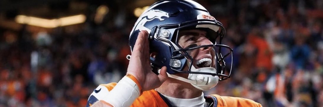 z_bizzie's profile banner image