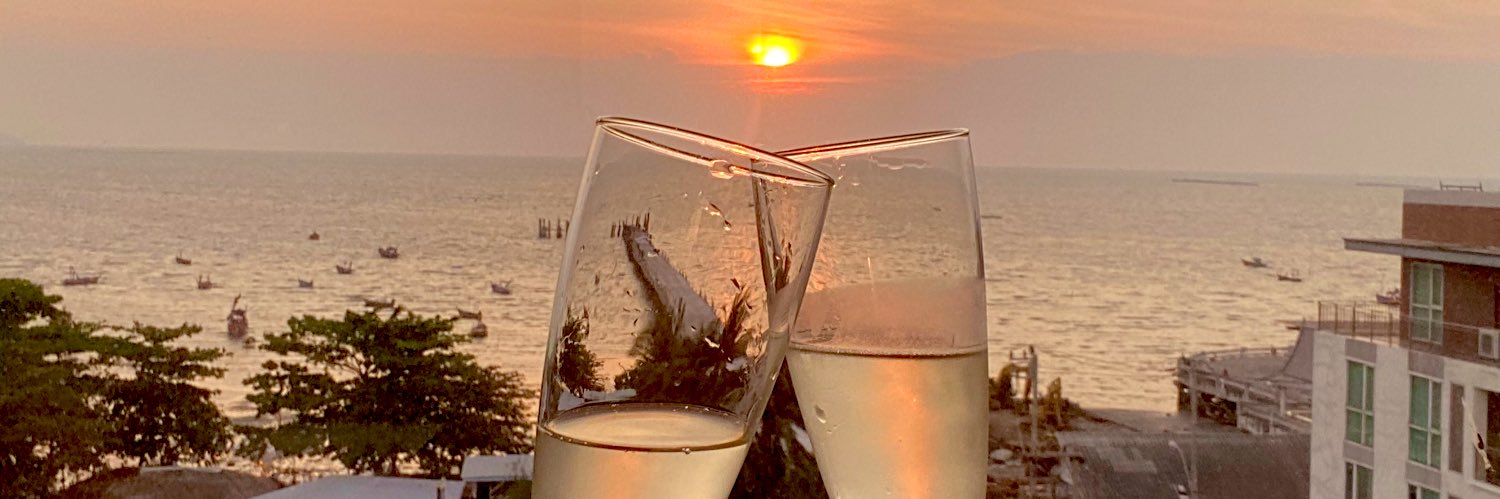 Fly me to the moon 🌙🪐 banner