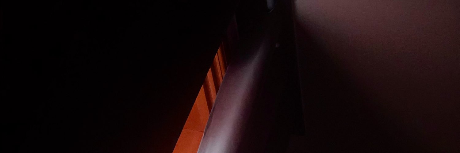 고장난 쁍 banner