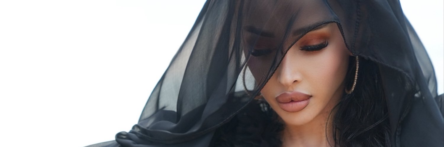emelgunes's profile banner image