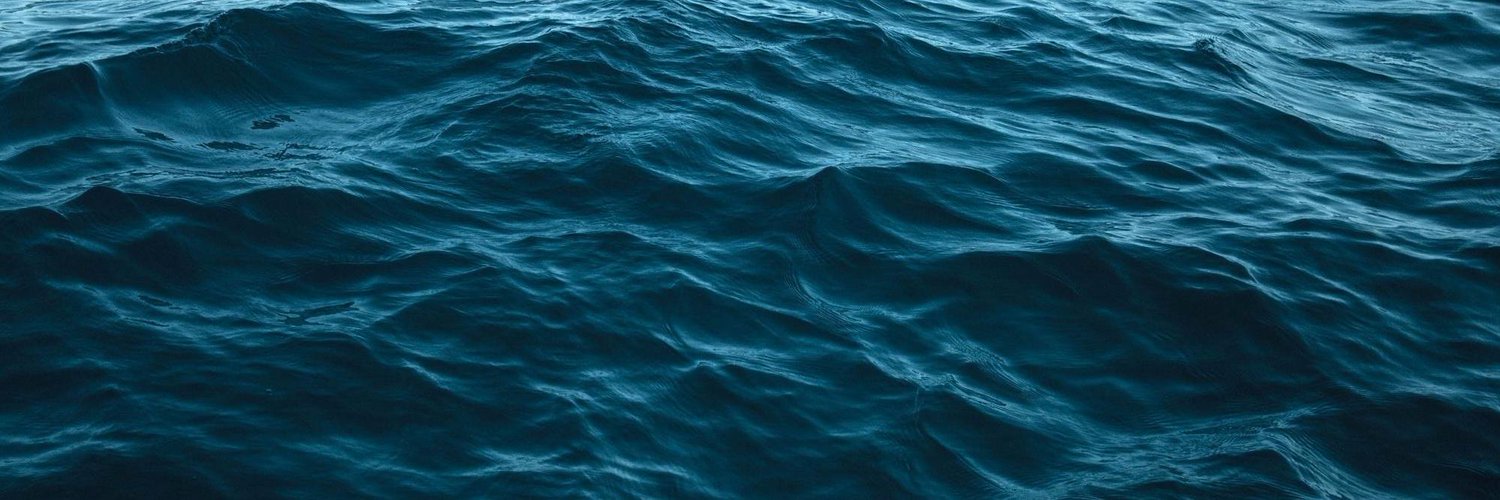 Море вода темная