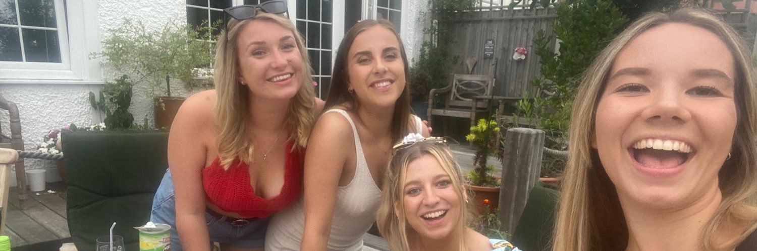 larabarker_'s profile banner image
