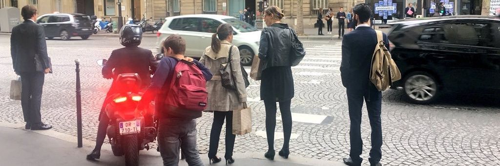 Un piéton banner