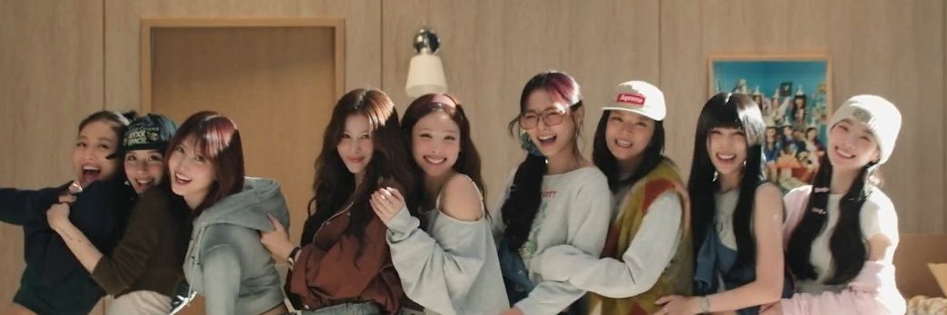Daniela 🦋🌙 | SAW TWICE 😭 banner