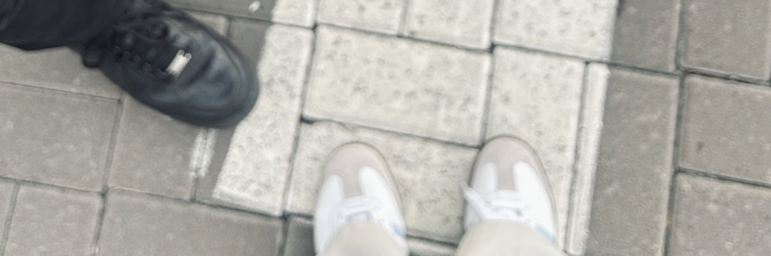 Delyy bi banner