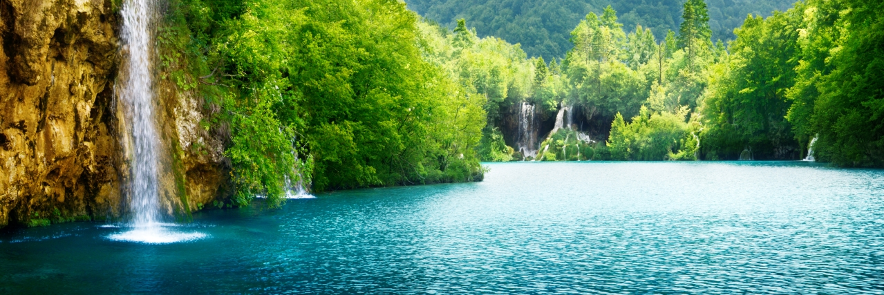 /╲/\╭(•‿•)╮/\╱\ man banner