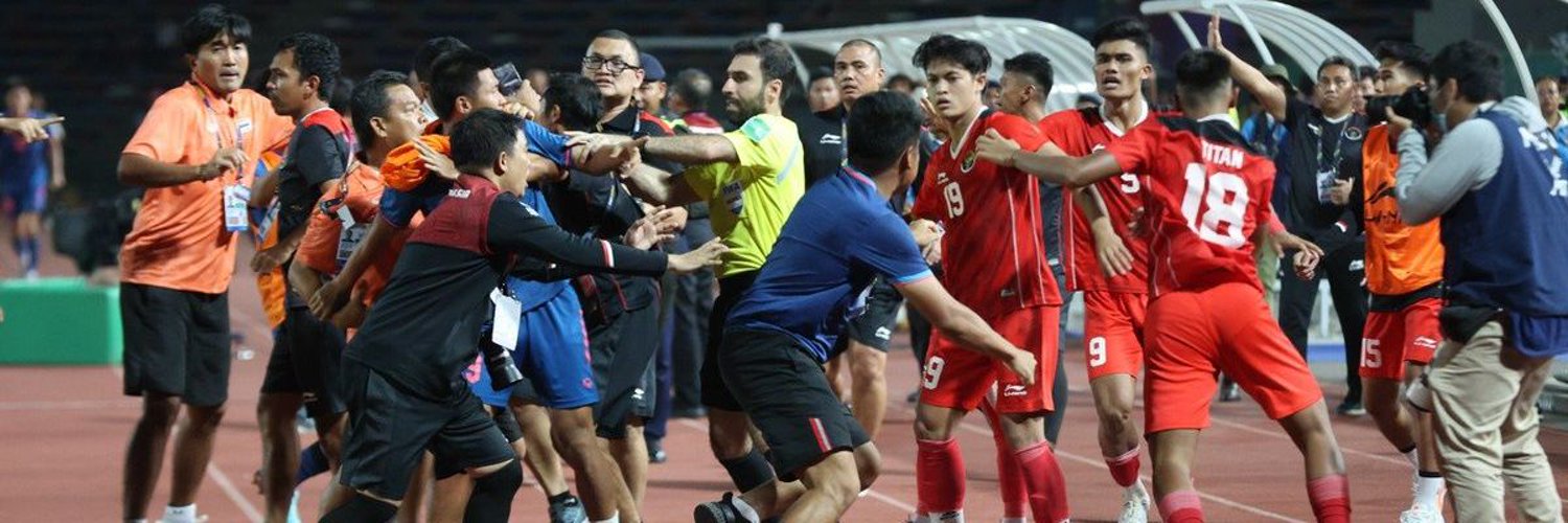 Tensi pertandingan mulai memanas di akhir babak pertama laga semi-final SEA Games 2023 antara Indonesia vs Vietnam, (c) Twitter @gilabola_ina.