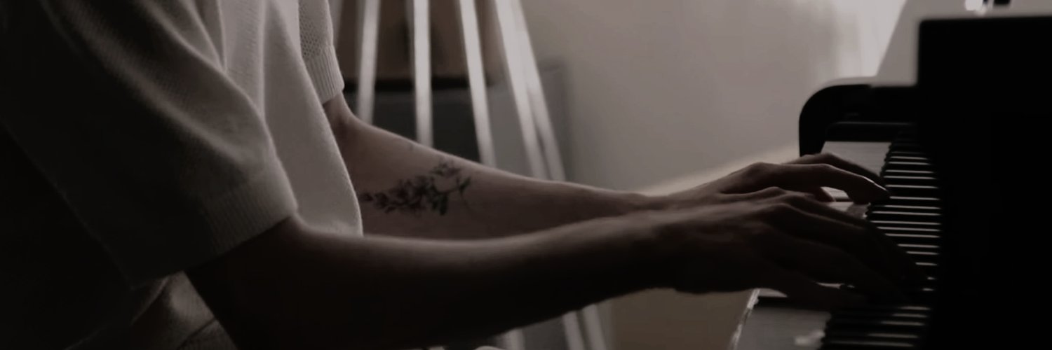 𝐖𝐔𝐘𝐀, 한. banner