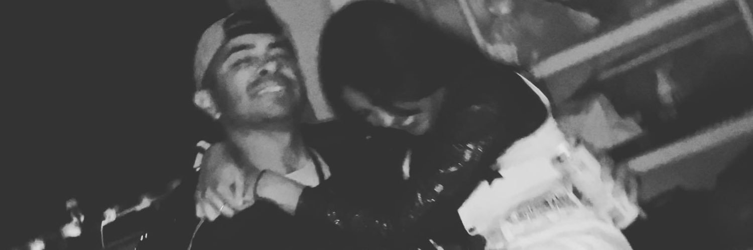 veeareli_'s profile banner image
