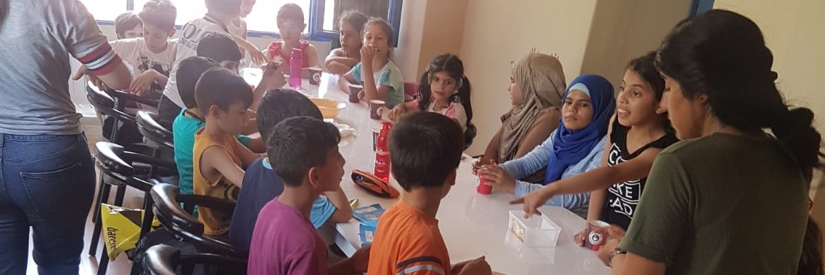 İzmirde Suriyeli Mültecilerle Dayanışma Derneği banner
