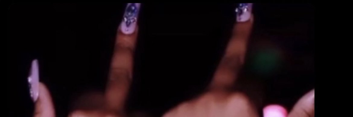👩🏽‍❤️‍💋‍👩🏽. banner