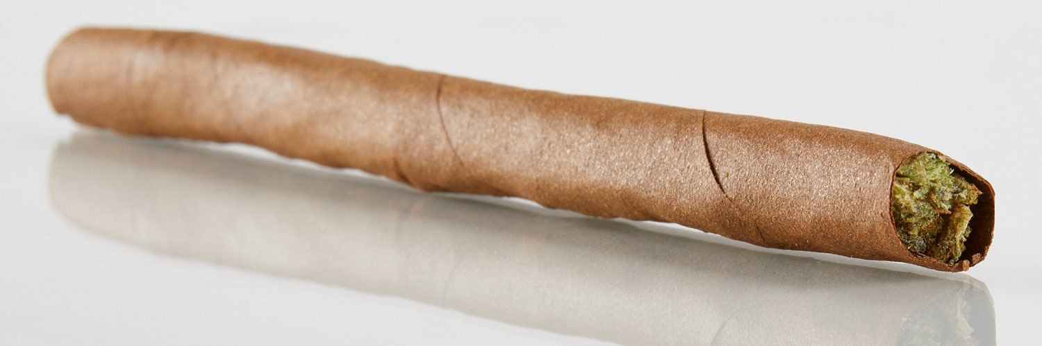 Rolling blunts. Гашиш в косяке. Rolling blunts. Blunt (cannabis). Rolling blunt.