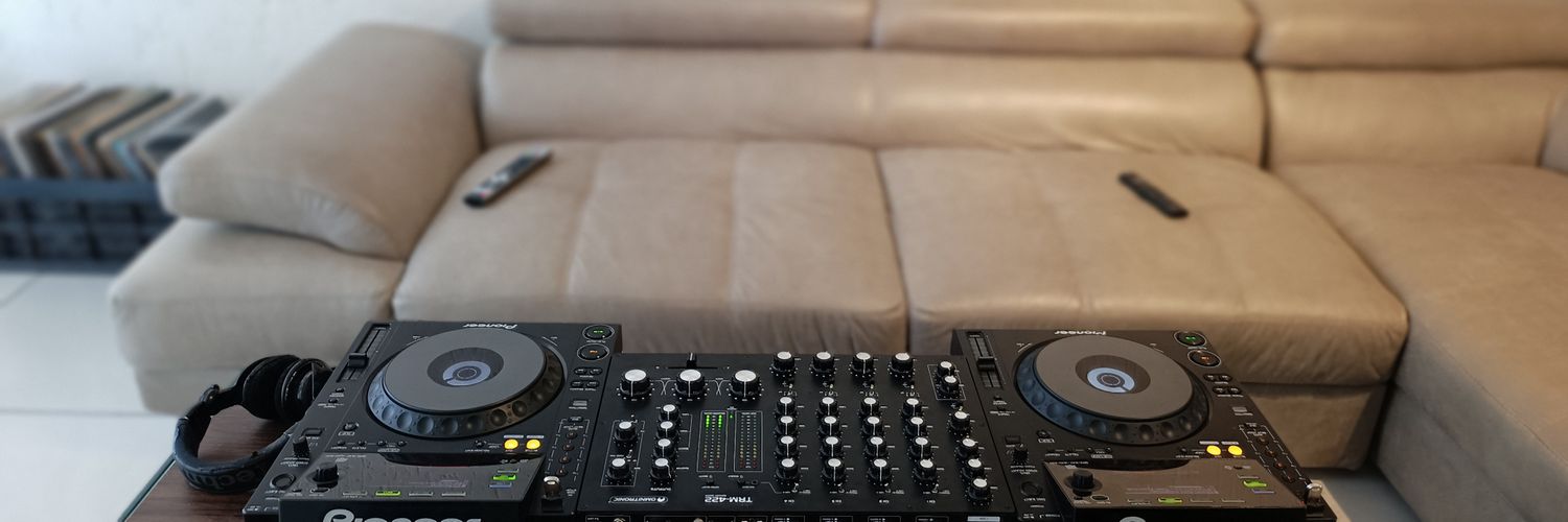 xolanimntambo's profile banner image