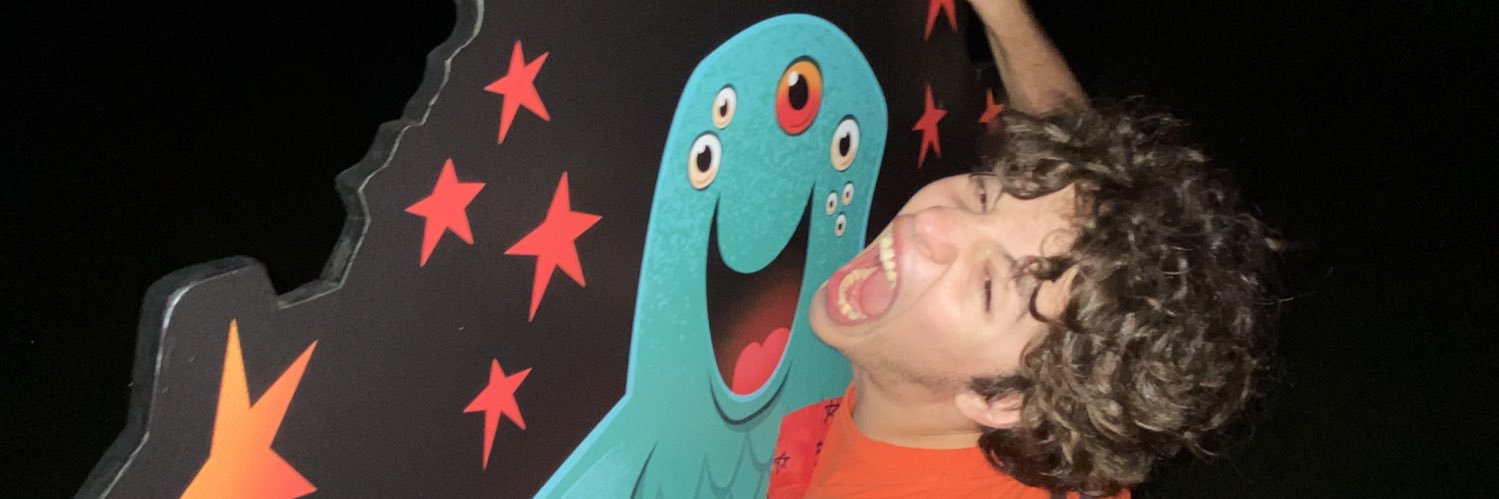 eating apple 🍎 banner