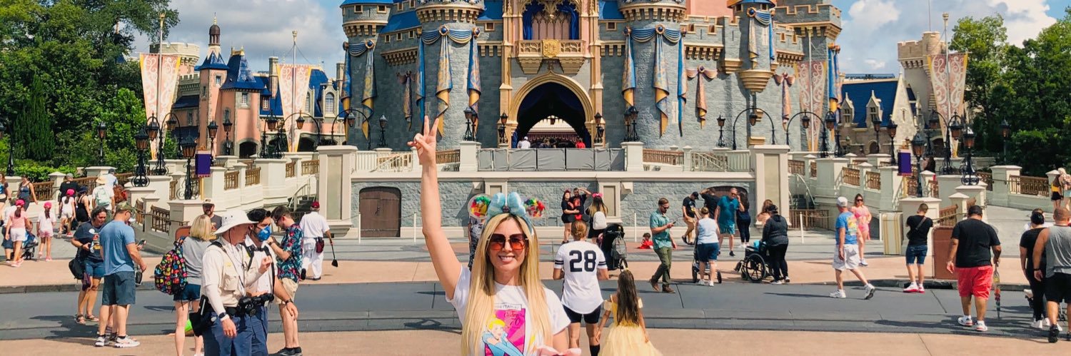 alinamonserrat's profile banner image