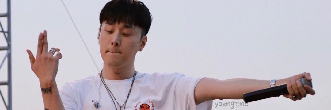 Lay 🐝 onehunnit's banner