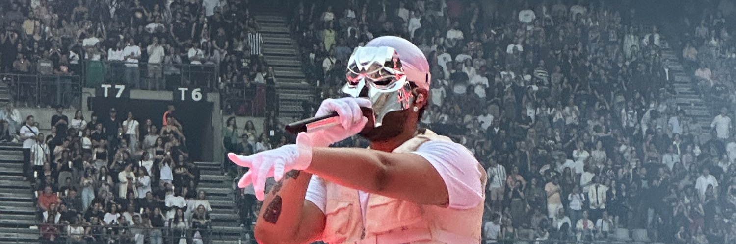 𝔮𝔲𝔢𝔢𝔫 𝔬𝔣 𝔱𝔥𝔢 𝔣𝔞𝔩𝔩 banner