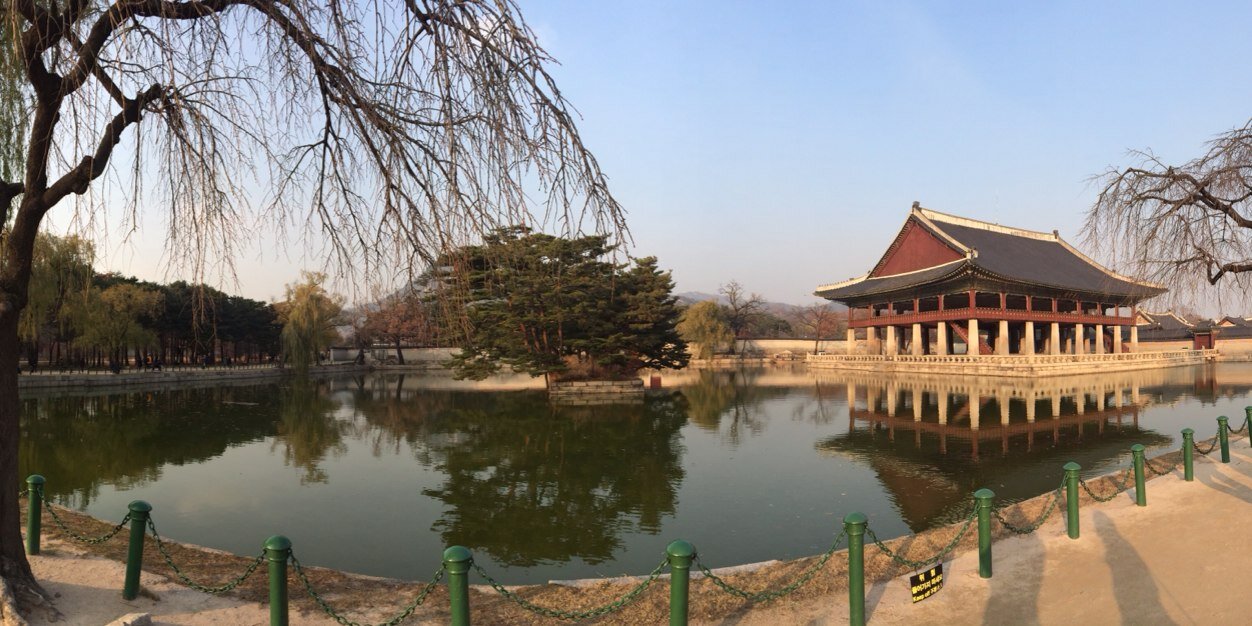 낮에 나온 달 banner