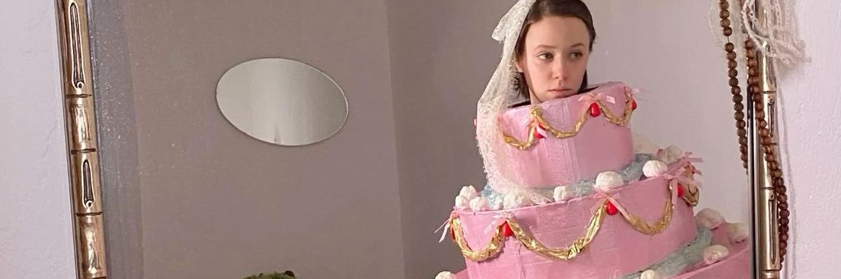 𝑪𝒉𝒍𝒐𝒆 𝑪𝒉𝒆𝒓𝒓𝒚 banner