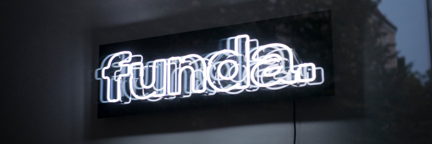 momme's profile banner image