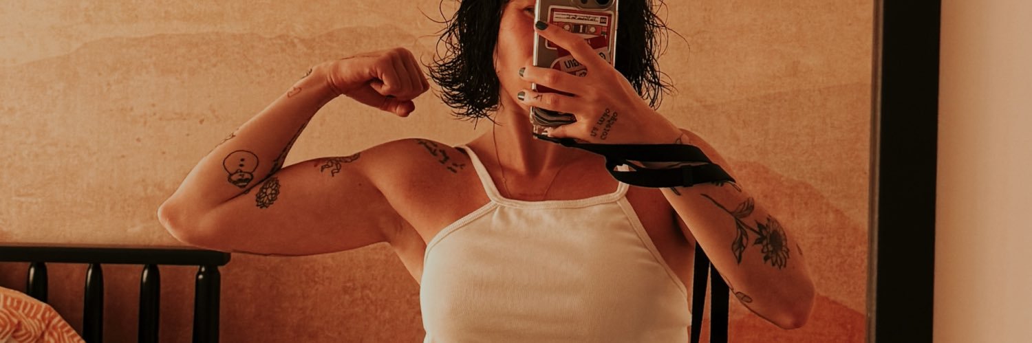 la bad baninha no klounfrens do benito 🐰🐸📸 banner