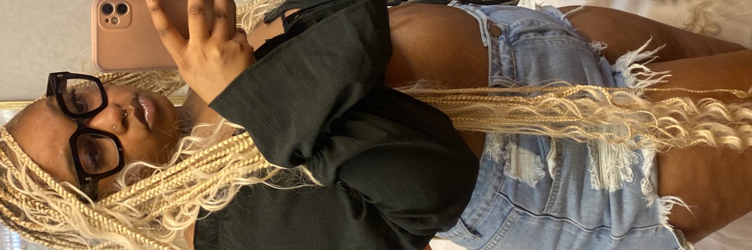 laylaD🌻's banner