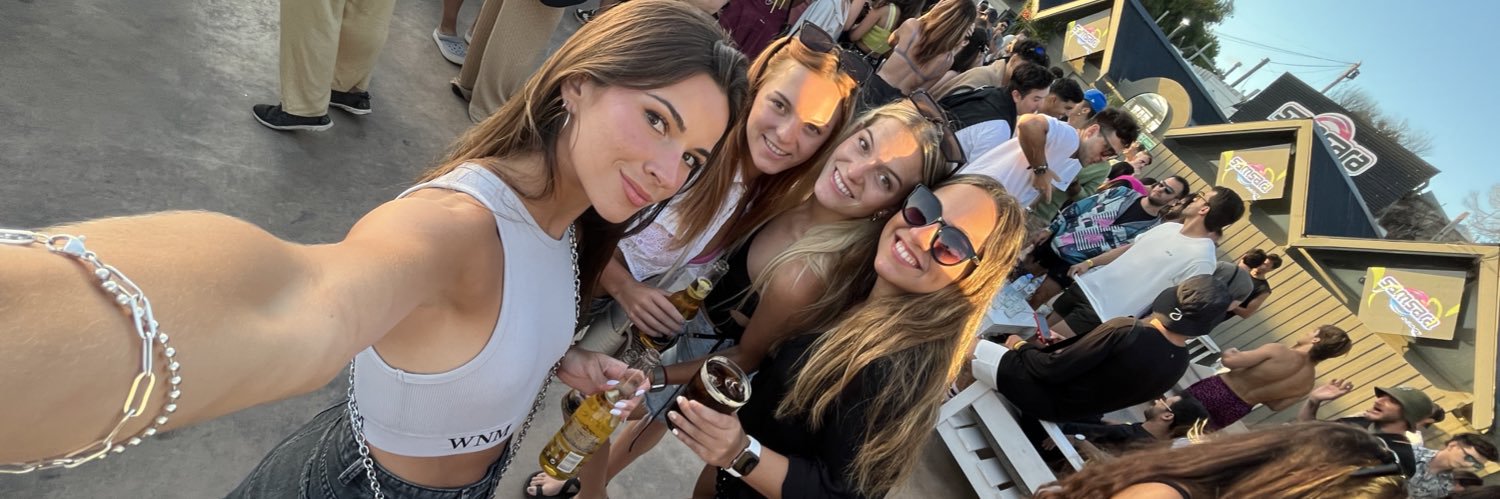 vickyleonn's profile banner image